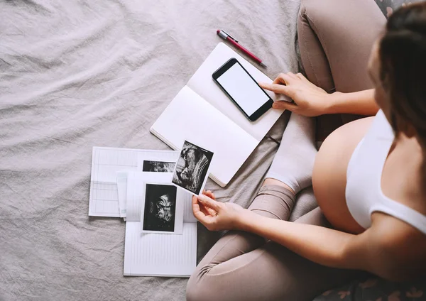 Mujer Embarazada Sosteniendo Las Manos Smartphone Con Pantalla Blanca Vacía — Foto de Stock