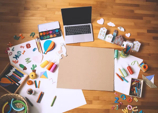 Marco Infantil Arte Con Computadora Portátil Papel Vacío Suministros Para — Foto de Stock