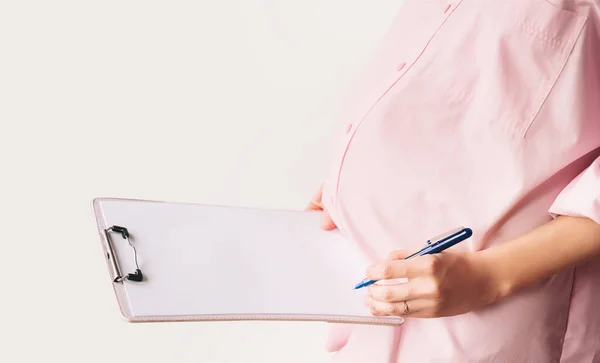 怀孕妇女用空白的白纸作为医疗卡 协议空白 签署疫苗接种合同 工作文件 分娩计划的概念 怀孕期间的保健检查 案文模板 — 图库照片