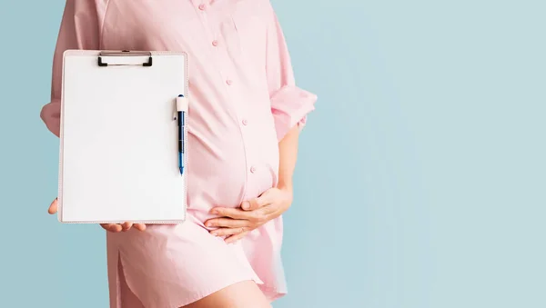 Mulher Grávida Com Papel Branco Vazio Como Cartão Médico Acordo — Fotografia de Stock