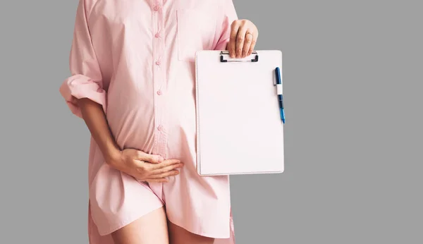 Femme Enceinte Avec Livre Blanc Vide Comme Carte Médicale Accord — Photo