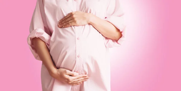 Close Bela Mulher Grávida Vestido Camisa Rosa Mantém Mãos Sua — Fotografia de Stock