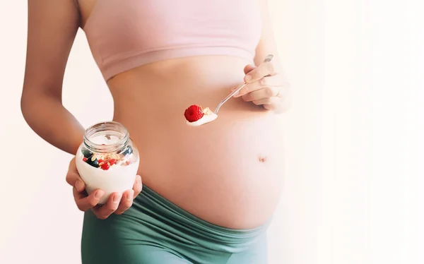 Nutrición Bienestar Durante Embarazo Primer Plano Vientre Embarazada Con Aperitivo —  Fotos de Stock