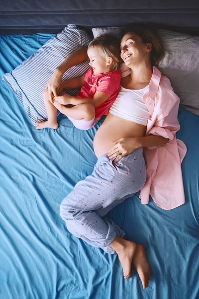 Έγκυος Μητέρα Και Κόρη Χαλαρώνουν Στο Κρεβάτι Στο Σπίτι Νεαρή — Φωτογραφία Αρχείου