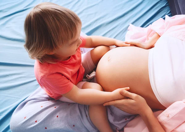 Těhotná Matka Dcera Odpočívají Doma Posteli Mladá Žena Prvním Dítětem — Stock fotografie