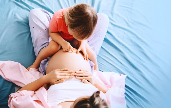 Madre Figlia Incinte Rilassano Letto Casa Giovane Donna Con Suo — Foto Stock