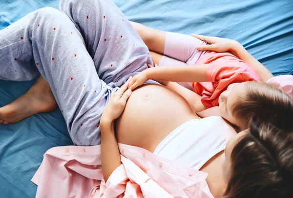 Mère Fille Enceintes Relaxant Lit Maison Jeune Femme Avec Son — Photo