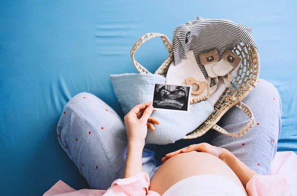 Mulher Grávida Olhando Para Imagens Ultra Som Mãe Expectante Esperando — Fotografia de Stock