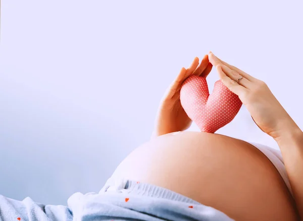 Schwangere Hält Handflächen Symbol Herzform Liebevolle Mutter Wartet Auf Ein — Stockfoto