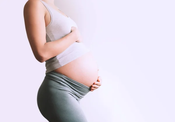 Mooie Jonge Zwangere Vrouw Goede Pasvorm Houdt Handen Haar Buik — Stockfoto