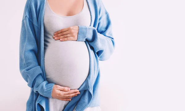 Vacker Gravid Kvinna Kramar Magen Vit Bakgrund Förväntad Mor Väntar — Stockfoto