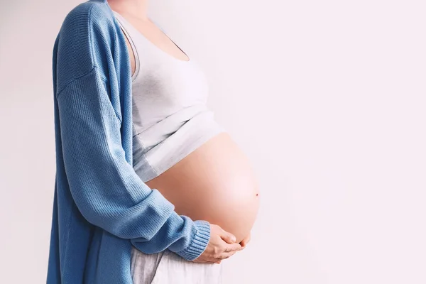 Bella Donna Incinta Che Abbraccia Pancia Sfondo Bianco Madre Attesa — Foto Stock