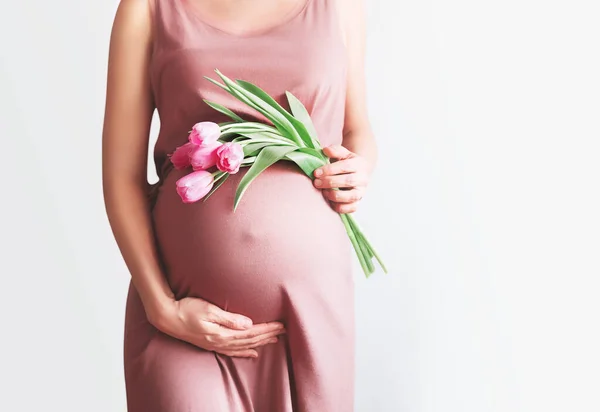 Schöne Schwangere Frau Mit Tulpenblüten Hält Die Hände Auf Dem — Stockfoto