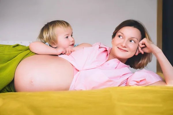 Έγκυος Μητέρα Και Κόρη Μαζί Στο Σπίτι Γυναίκα Πρώτο Της — Φωτογραφία Αρχείου