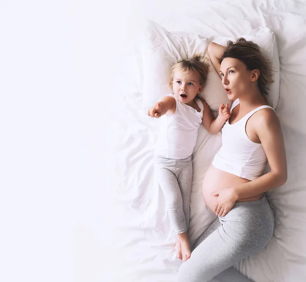 Έγκυος Μητέρα Και Κόρη Αναπαύονται Στο Κρεβάτι Στο Σπίτι Νεαρή — Φωτογραφία Αρχείου
