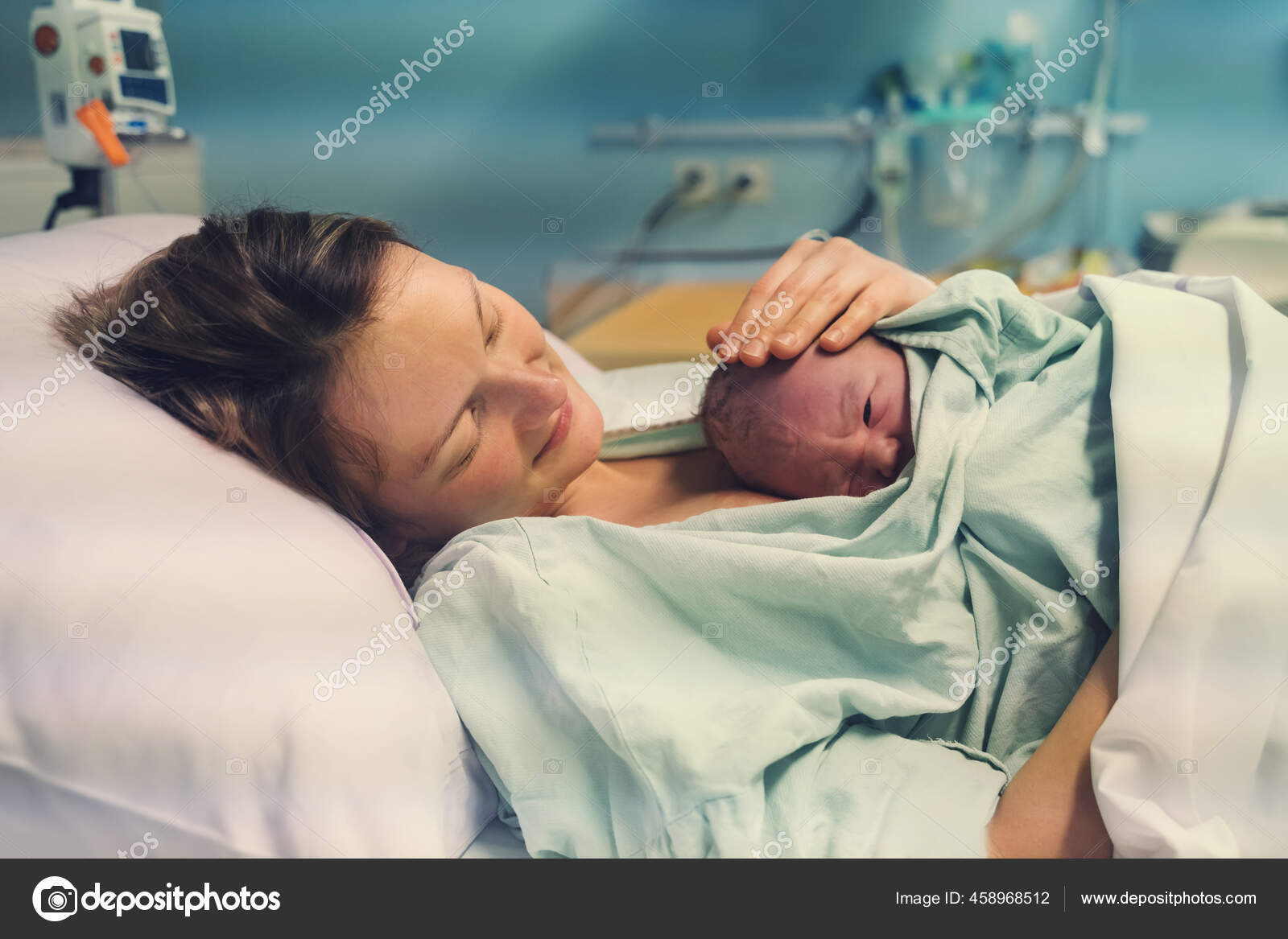 Joven Perpleja Embarazada Que Espera Que Un Bebé Recoja Ropa De Recién  Nacido En La Bolsa Para Un Hospital De Maternidad Imagen de archivo -  Imagen de paternidad, ropa: 277927003