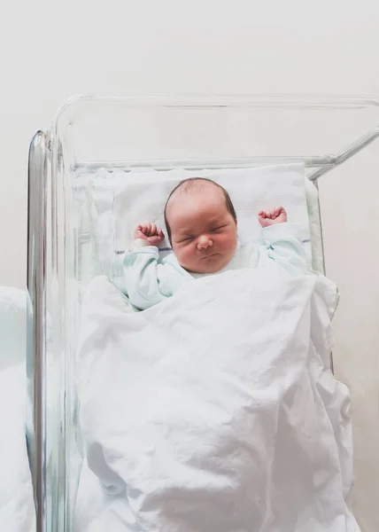 Bebé Recién Nacido Está Durmiendo Una Pequeña Cama Plástico Portátil — Foto de Stock