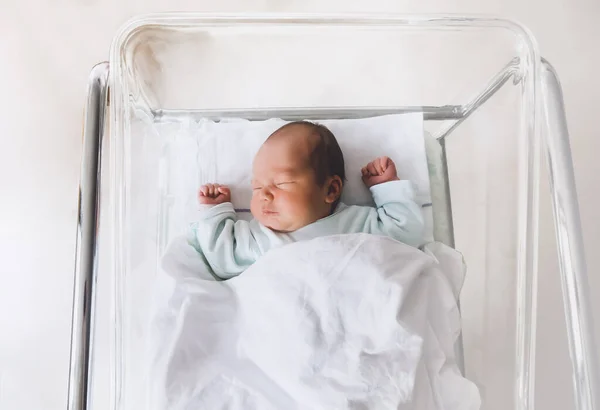 Bebé Recién Nacido Está Durmiendo Una Pequeña Cama Plástico Portátil —  Fotos de Stock