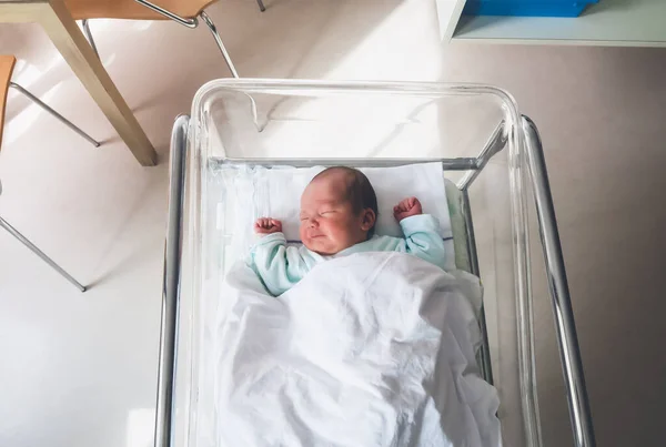 Bebé Recién Nacido Está Durmiendo Una Pequeña Cama Plástico Portátil —  Fotos de Stock