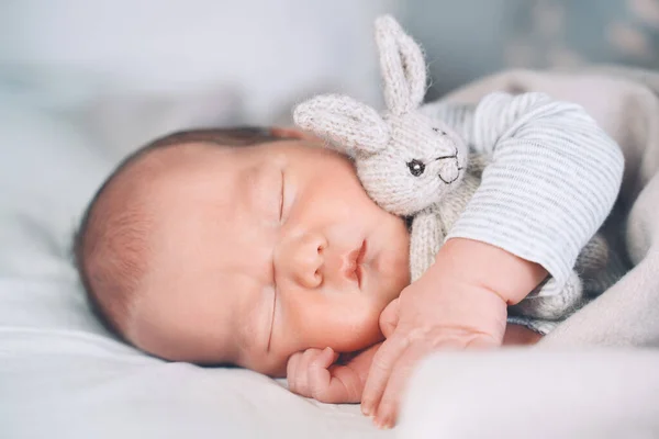Yeni Doğmuş Bebek Hayatının Ilk Günlerinde Uyur Yeni Doğmuş Bir — Stok fotoğraf