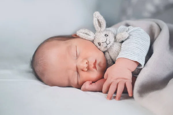 Bebé Recién Nacido Duerme Los Primeros Días Vida Retrato Del — Foto de Stock