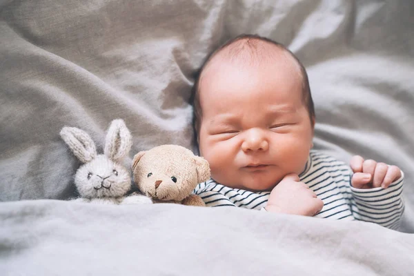 Bebé Recién Nacido Duerme Los Primeros Días Vida Retrato Del —  Fotos de Stock