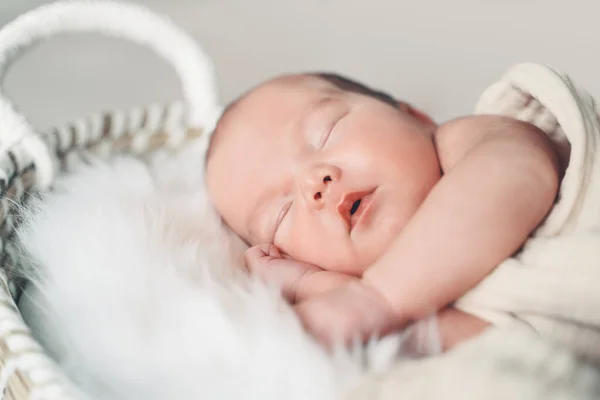 Bebé Recién Nacido Dormido Cesta Envuelto Manta Fondo Piel Blanca — Foto de Stock