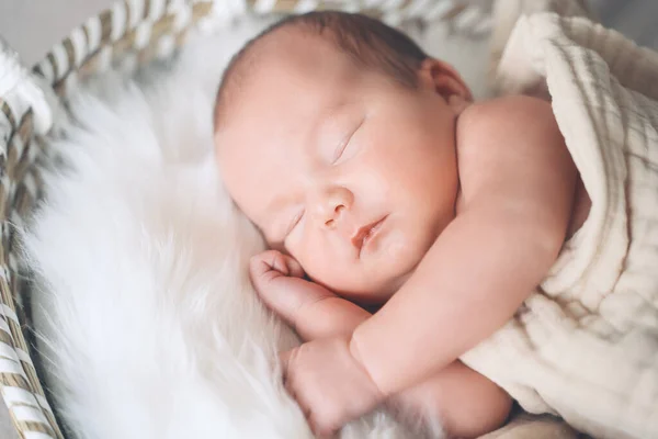 Bayi Yang Baru Lahir Yang Tertidur Dalam Keranjang Dibungkus Selimut — Stok Foto