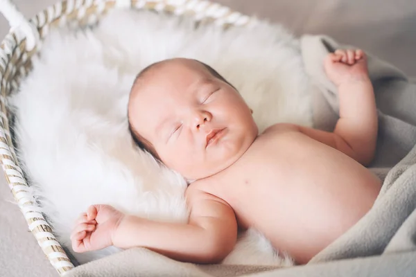 Bebé Recién Nacido Dormido Cesta Envuelto Manta Fondo Piel Blanca — Foto de Stock