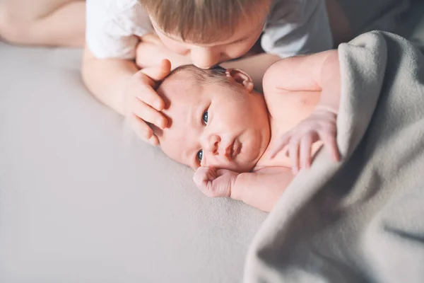 Hermanos Uniéndose Niño Hermanito Recién Nacido Hild Preescolar Bebé Recién — Foto de Stock