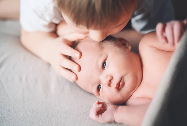 Hermanos Uniéndose Niño Hermanito Recién Nacido Hild Preescolar Bebé Recién — Foto de Stock