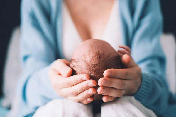Recém Nascido Nas Mãos Mãe Cuidado Com Bebé Conceito Parto — Fotografia de Stock