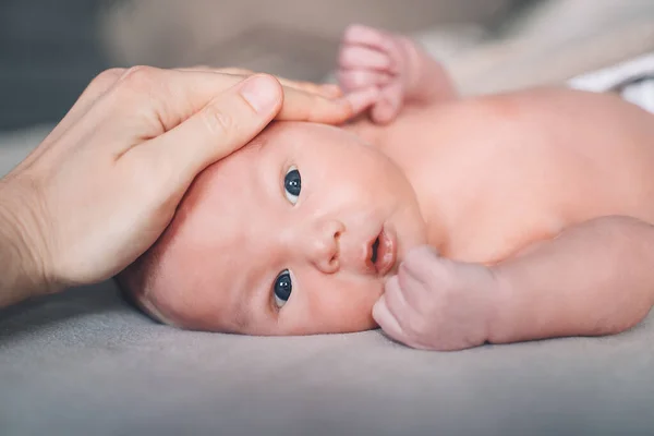 Atención Recién Nacido Bebé Los Primeros Días Vida Mirando Cámara — Foto de Stock