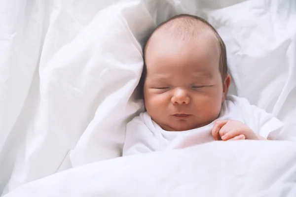 Nyfödda Barn Sover Första Dagarna Livet Porträtt Nyfödda Barn Pojke — Stockfoto