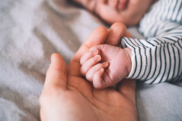 Dłoń Dziecka Ręce Rodziców Koncepcja Szczęścia Rodzinnego Śpiący Noworodek Pierwszych — Zdjęcie stockowe