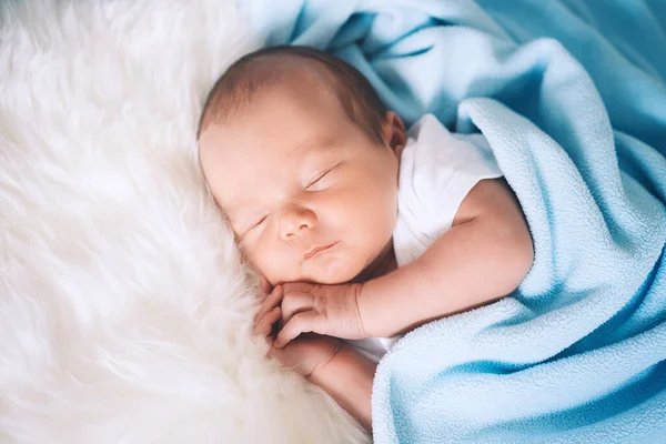 新生儿在出生的头几天睡觉 一个星期大的男婴在布质背景的婴儿床里安睡的画像 — 图库照片