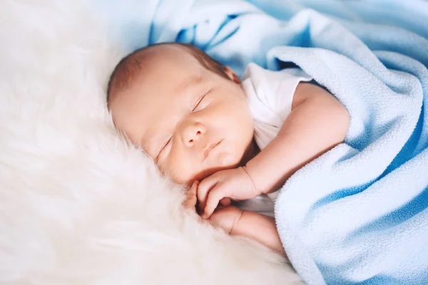 태어난 아기는 태어난 직후에 잡니다 주일된 가천으로 침대에서 평화스럽게 — 스톡 사진