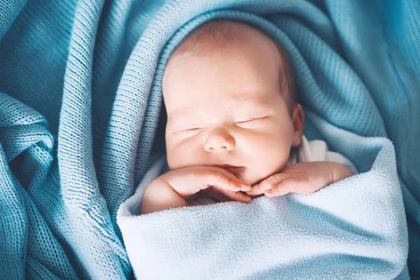 Noworodek Śpi Pierwszych Dniach Życia Portret Nowonarodzonego Chłopca Wieku Jednego — Zdjęcie stockowe