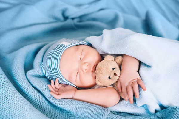 Bebé Recién Nacido Duerme Los Primeros Días Vida Retrato Del — Foto de Stock