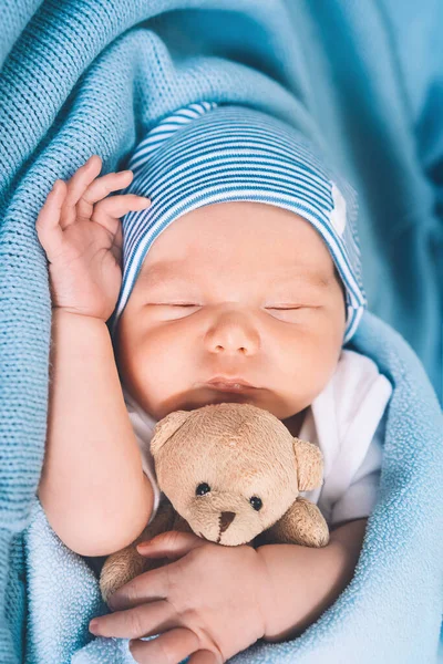 Bebé Recién Nacido Duerme Los Primeros Días Vida Retrato Del —  Fotos de Stock