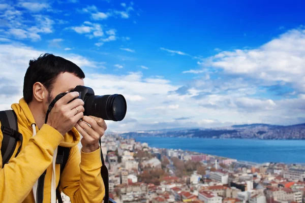 Turista con cámara tomar una foto — Foto de Stock