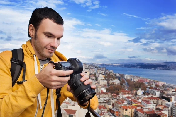 Tourist with camera take a picture — Stock Photo, Image