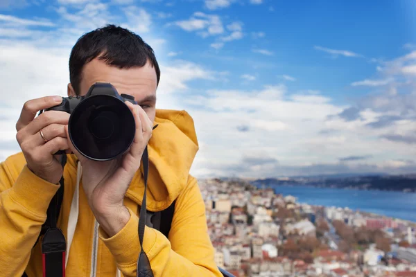 Турист з фотоапаратом знімає — стокове фото