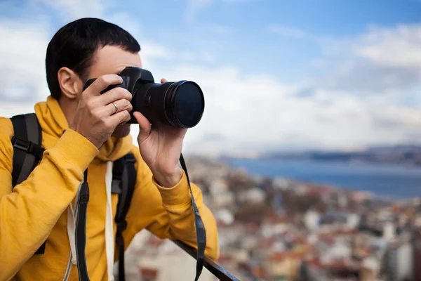 Tourist with camera take a picture. — Stock Photo, Image