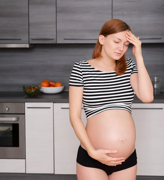 Stress op de zwangere vrouw met een hoofdpijn — Stockfoto
