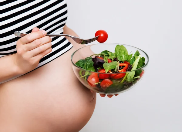 Pregnant woman with a bowl of vegetables — Stock Photo, Image