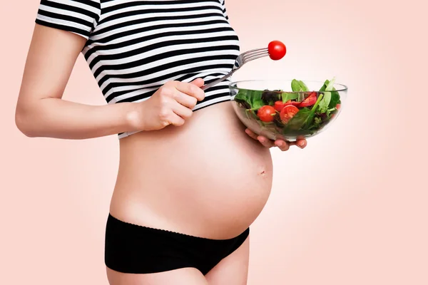 Pregnant woman with a bowl of vegetables — Stock Photo, Image