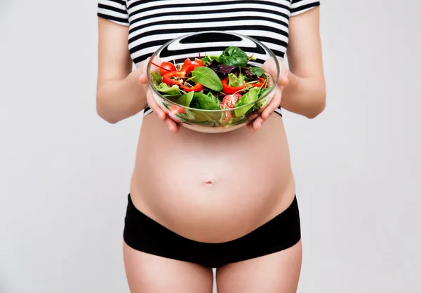 Pregnant woman with a bowl of vegetables — Stock Photo, Image