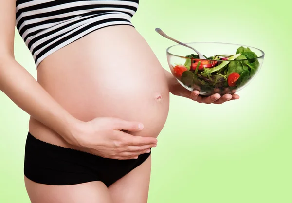 野菜のボウルで妊娠中の女性 — ストック写真