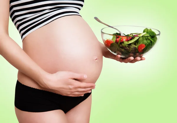 Mujer embarazada con un tazón de verduras — Foto de Stock